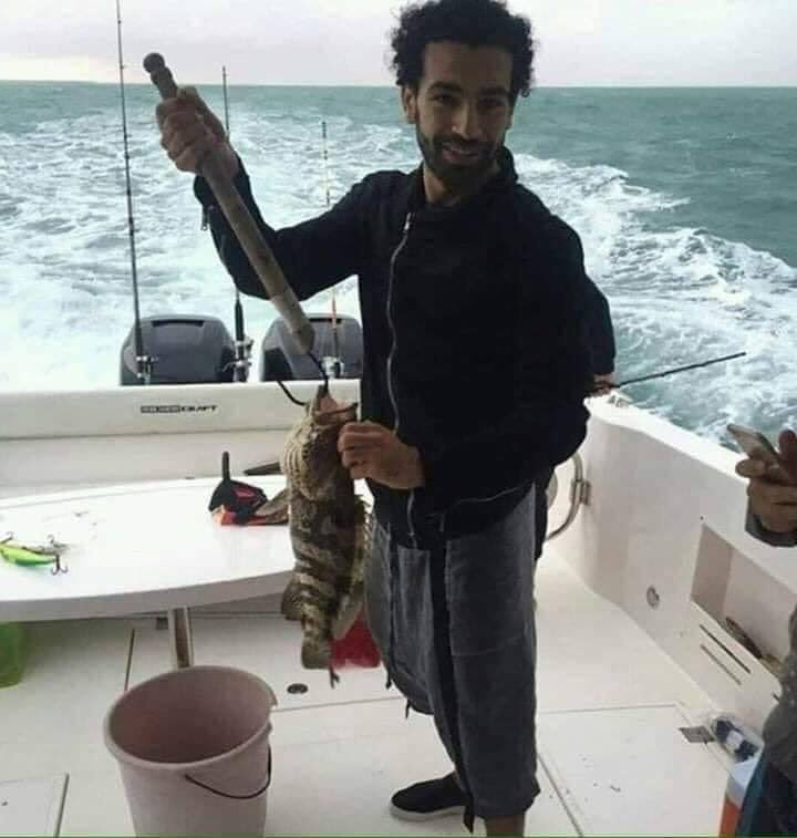 محمد صلاح ينقذ سمكة من الغرق، الله على أخلاقك يا فخر العرب!