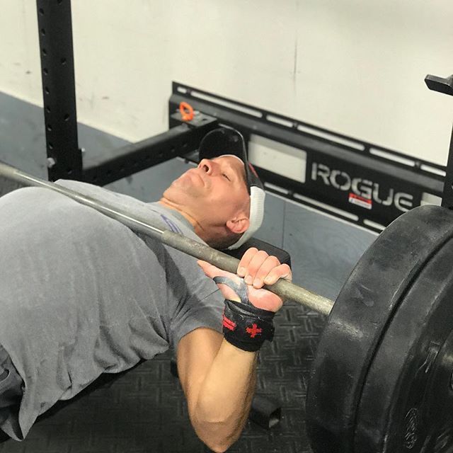 ComCrossfit's tweet photo. Friday Gains! 
Strength:
Every 1:30 (x8)
4 Bench Press

Met-Con
AMRAP 16
400m Run
15 STO @95/65lbs
15 Push-ups" ———————————————
Shred
EMOM 14
10/8 Cal Row + Max Jump Rope
Rest

AMRAP 12
.6km Bike
20 Wallballs
20 KB High Pulls

EMOM 14
10 DB Bicep Curls +… https://t.co/8jMPDD9LX7 https://t.co/jxYTGr08Yw
