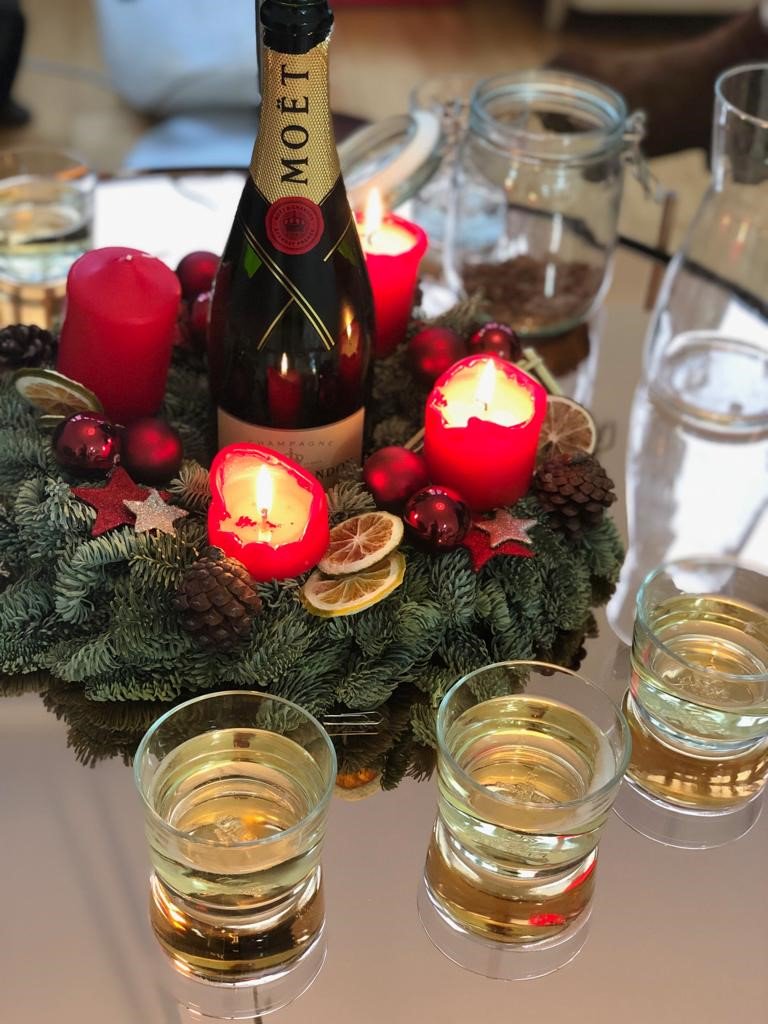 Stilvoll geht das (Arbeits-) Jahr zu Ende 🥂
#designery #praxismarketing