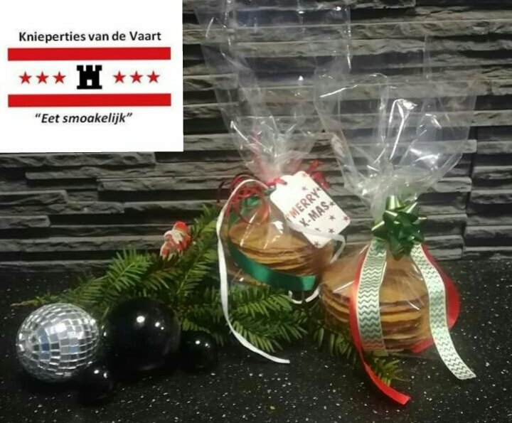 Pompplein's tweet photo. De kerst nadert, dus kniepertiestijd! 

A.s. zaterdag staat Knieperties van de Vaart bij ons op het Pomppleintje om de lekkerste knieperties te verkopen! 
Ook leuk als kadootje weg te geven want ze worden ook nog eens in feestelijke kerststijl verpakt! 
Tot zaterdag! https://t.co/5wCxkqjHZg