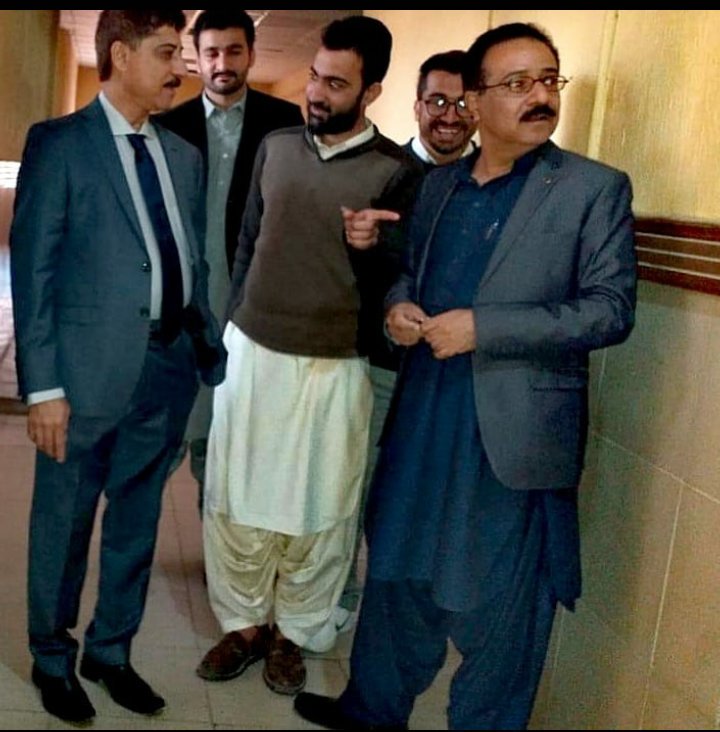 YounisEllahi's tweet photo. آج پروفیسر ڈاکٹر تیمور البلوشی سینئر کنسلٹنٹ پلاسٹک اینڈ کارنیوفیشل سرجن، ڈائریکٹر آف پلاسٹک سرجری سروس ان عمان (Oman) نے بی ایم سی ہاسٹل کا دورہ  کرکے اپنے زاتی فنڈ سے کمپلیکس ہاسٹل میں ایک لائیبریری قیام کرنے کا اعلان کیا جو کہ خوش آئند عمل ہے 👍👍
#BSAC #library #BMC https://t.co/R3dVziIKVW
