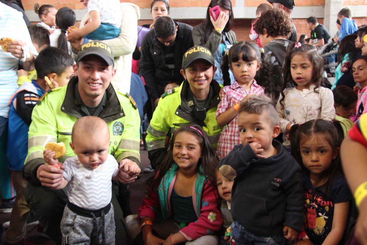 PoliciaBogota's tweet photo. Acompañamiento a la novena de aguinaldos en la localidad de #Usme, "Una sonrisa es más que mil palabras" con la entrega de regalos. #NavidadSegura #MásCercaDelCiudadano https://t.co/RyMXBXcfwP