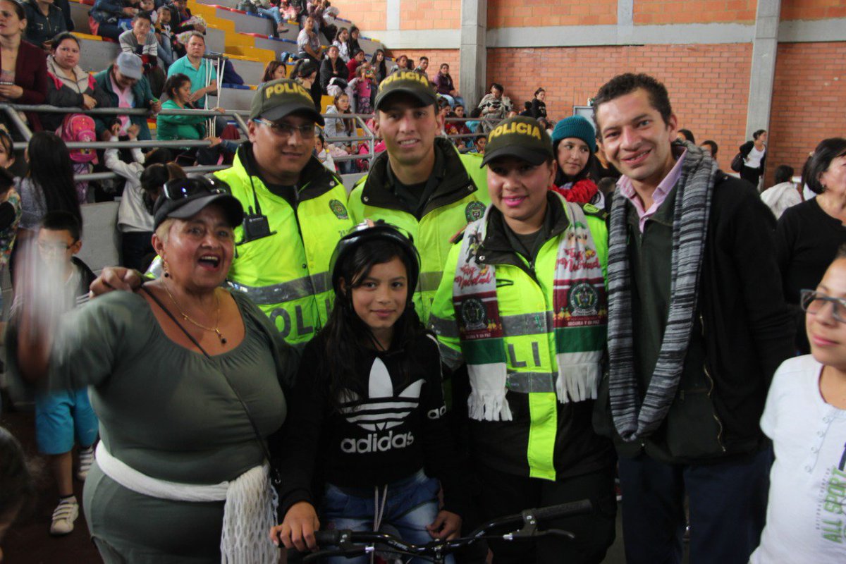 PoliciaBogota's tweet photo. Acompañamiento a la novena de aguinaldos en la localidad de #Usme, "Una sonrisa es más que mil palabras" con la entrega de regalos. #NavidadSegura #MásCercaDelCiudadano https://t.co/RyMXBXcfwP