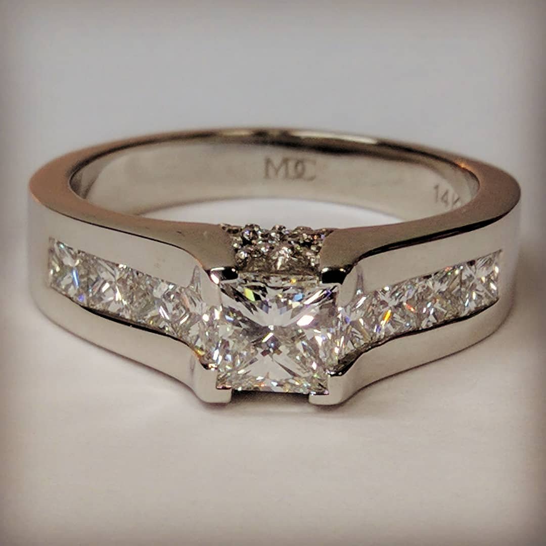 MDCDiamonds's tweet photo. Modern Princess Diamond Engagement Ring princess Diamonds band
https://t.co/uhgbw4QLTN
#diamondsnewyork #princessdiamondring #modernengagementring #classicdiamondring #shesaidyes💍 #engagementringsnewyork #nycjewelry #widediamondband #anniversaryring #christmasproposal https://t.co/C5ti8weea8