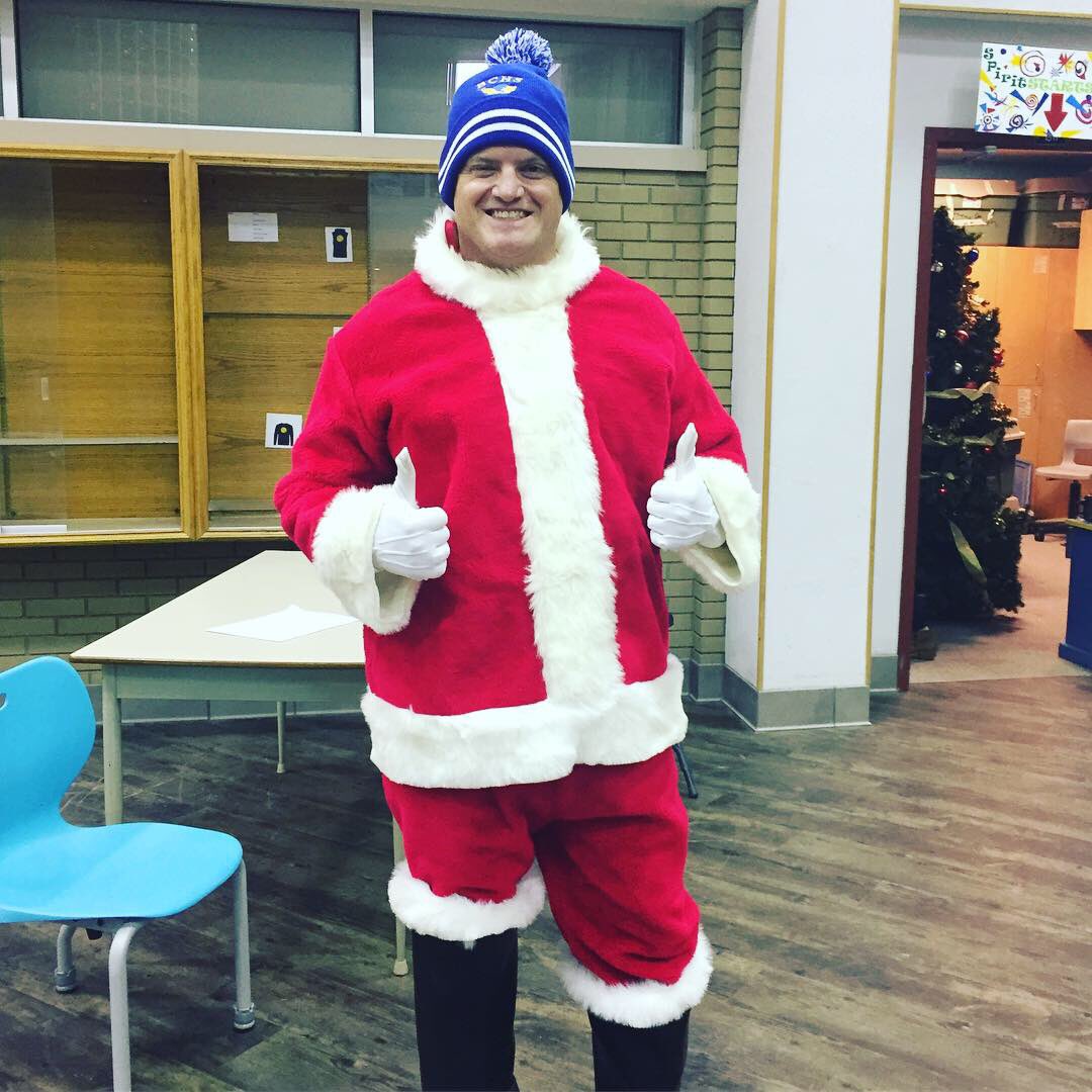 BCHS Santa arrived to share some Christmas oranges!  <a href="/BrooksCompHS/">BCHS</a> <a href="/GPSD6/">Grasslands Schools</a> <a href="/35wascelticking/">GPJ</a> #gpsd6 #bchs #merrychristmas