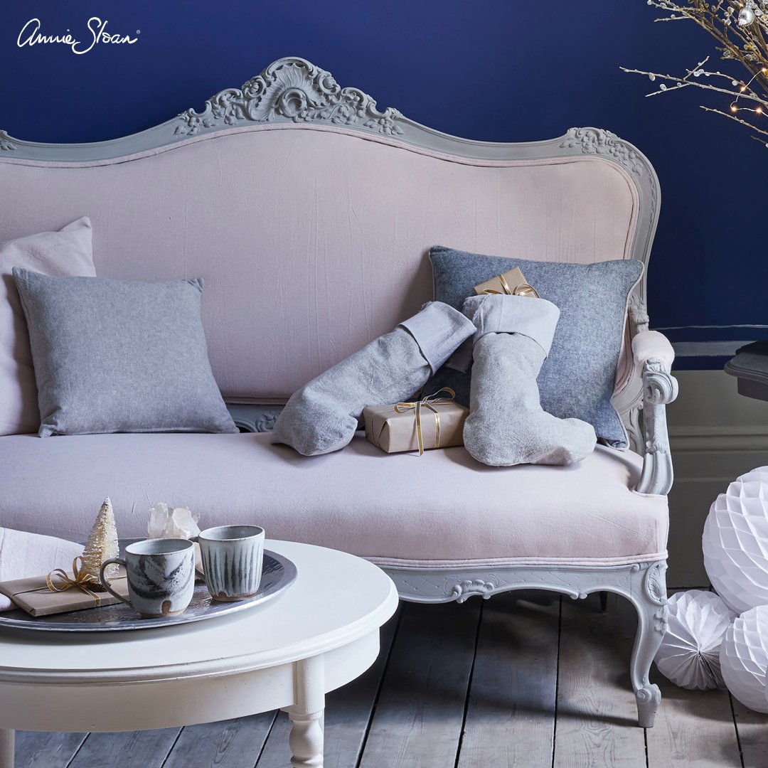 AnnieSloanHome's tweet image. Not a traditional Christmas colour-way, but one that I adored nonetheless! This beautiful sofa has been brought back to life with #ChalkPaint ® in Paris Grey and Antoinette + Old White Linen Union fabric. #AnnieSloan

Discover the fabric collection here: anniesloan.com/annie-sloan-pr…