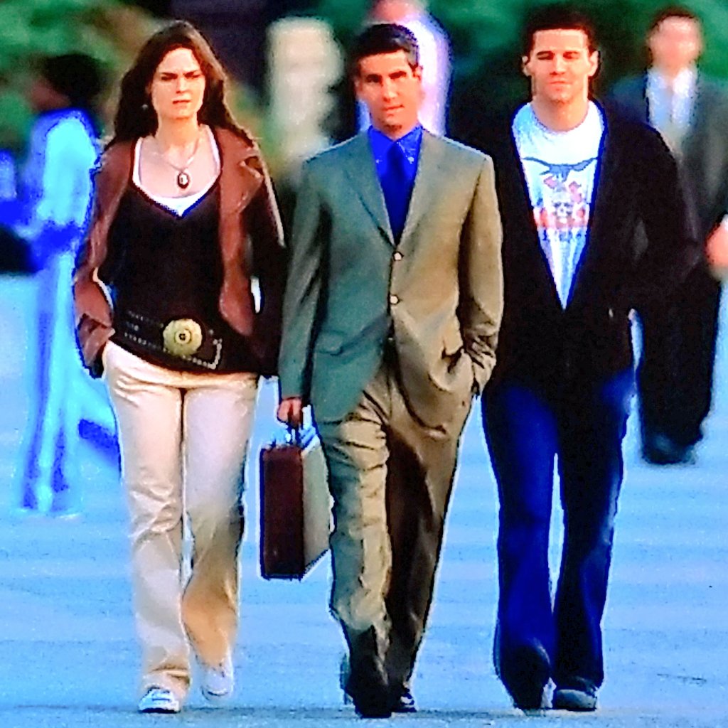 OH MY GOSH THIS MID 2000s FASHION MOMENT IS EVERYTHING