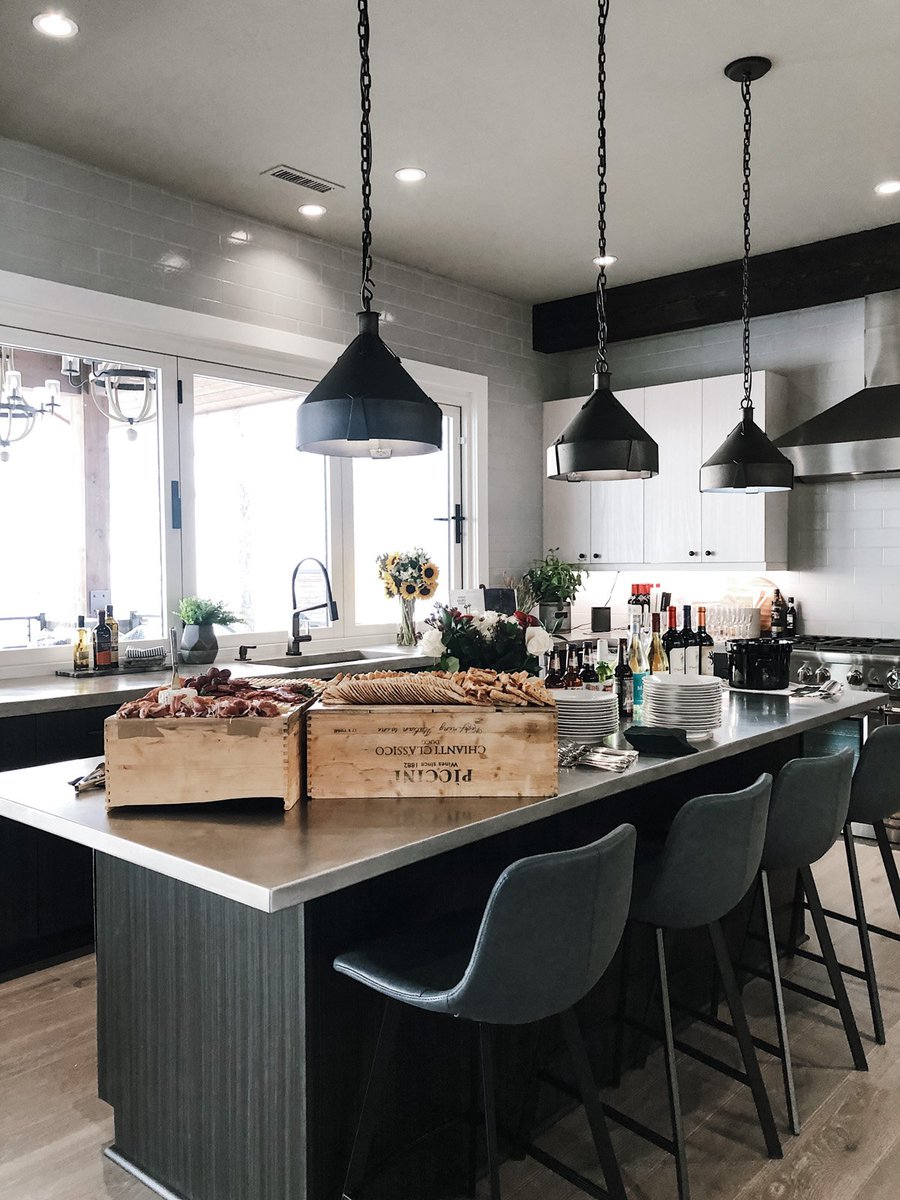 HomeyOhMy's tweet photo. On the blog: a tour of the mountain-modern HGTV Dream Home in Whitefish, Montana with @deltafaucet #ad #DeltaFaucet #HGTVDreamHome https://t.co/U7dhdrSMAZ https://t.co/54Q4vbGTbA
