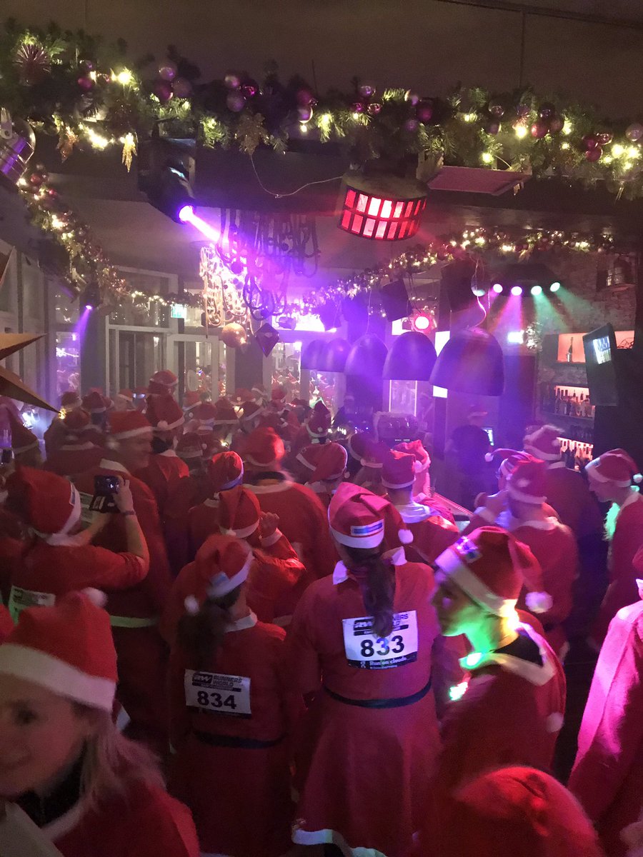 Lineke_DvP's tweet photo. Vandaag was #elkedaghardlopen niet moeilijk: meegelopen met alweer de 9e editie van de #Kerstmannenloop in @amersfoort van @LoopNu #dag21van31
En ja, ook deze keer weer dwars door de kroeg https://t.co/2AMYyxHckA