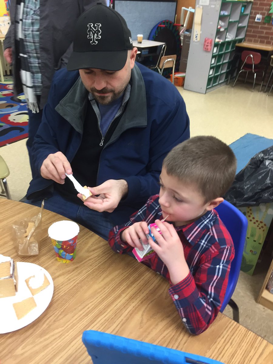 More family Gingerbread House pictures!! 🌲🌺🌲#Mineolaproud @MeadowDrMineola