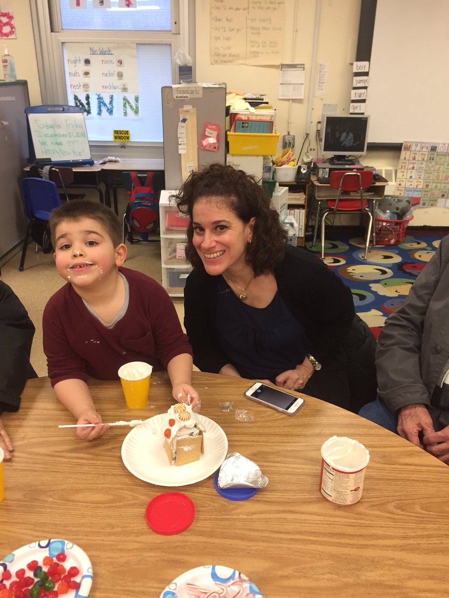 Family Gingerbread House time!! We look forward to this day every year!! 🌲🌺🌲#Mineolaproud @MeadowDrMineola