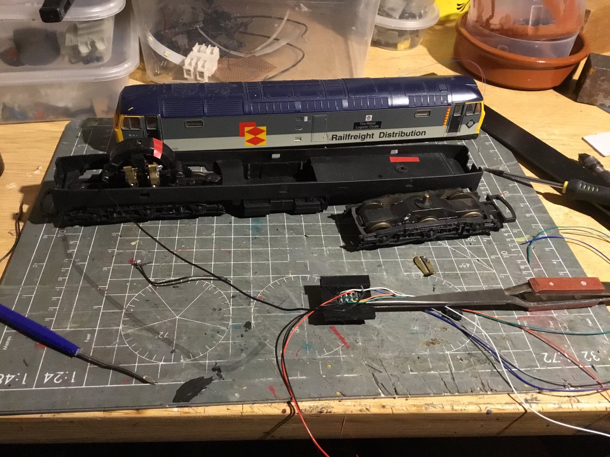 CicelyTmd's tweet photo. (2) 21/12/18
47 033 The Royal Logistics Corps in Railfreight Distribution by Lima pre 1995, conversion to DCC and Lighting.
#Lima #DCC #IhateElectrics #RailfreightDistribution https://t.co/sohO3d5kFR