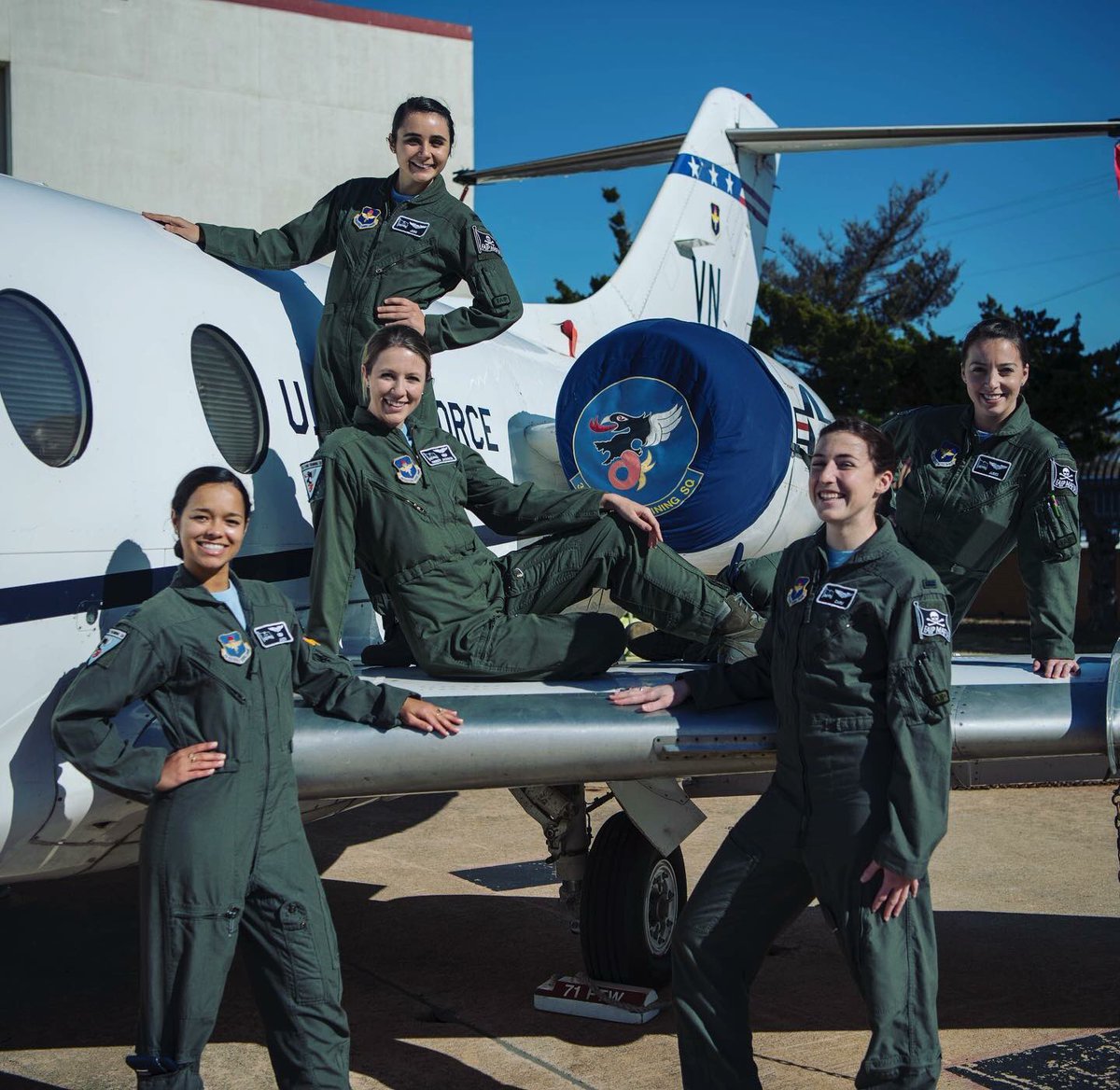 MsVetAmerica16's tweet image. This women are currently Air Force Undergraduate Pilot Training (UPT) instructors at Vance Air Force Base, Oklahoma.  Teaching the next generation of Air Force Pilots ... #Airwomanpower #FAIP