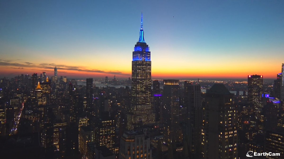 EarthCam's tweet photo. #FLASHBACKFRIDAY to the 2018 #EmpireBall! Check out these amazing photos of The @EmpireStateBldg, #4TimesSquare, @OneBryantPark and @OneWTC captured with our live #EarthCam! 🌃💙✨ @Diabetes_DRI #LightTheSkyForDRI #unlockthecure #CUREDIABETES
https://t.co/f1IfKODsol https://t.co/wW1fZ7Akox
