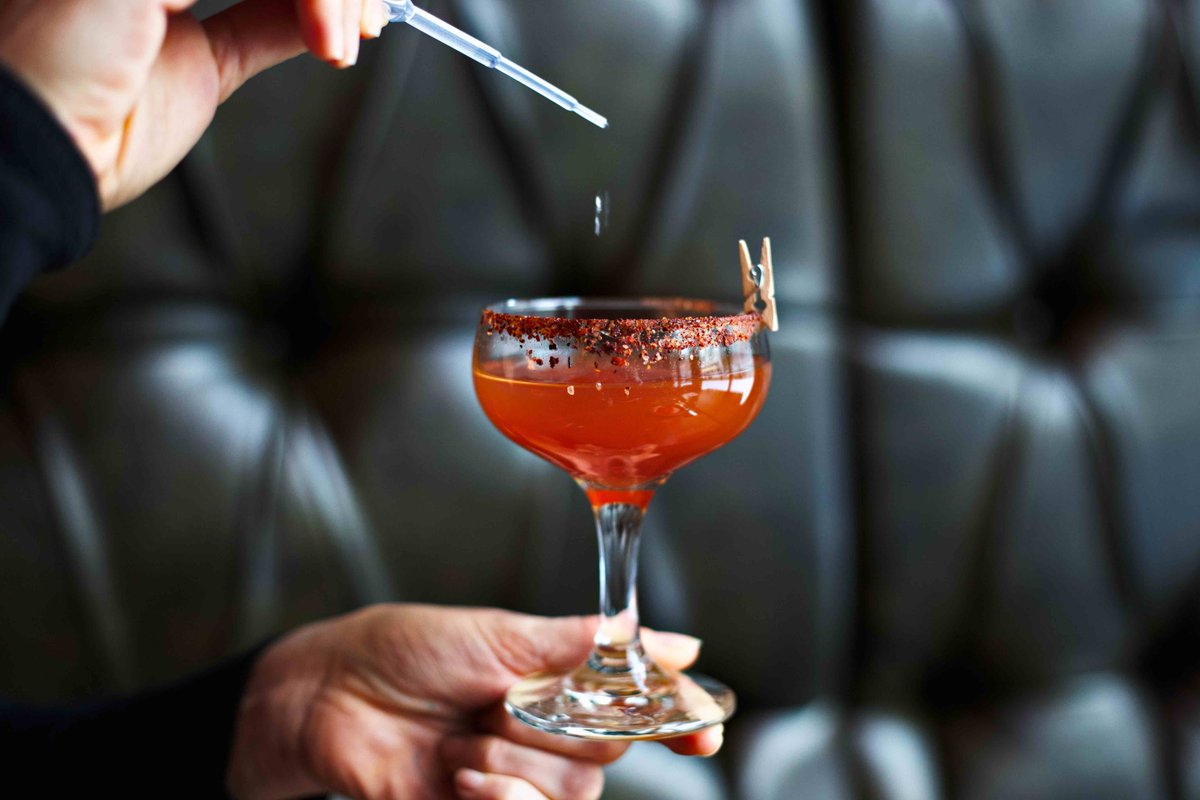 Pour un #cocktail parfaitement équilibré, chaque goutte est importante. 💦👌
Dites-nous ce que vous aimez, et regardez-nous opérer notre magie! 🍸

#mixology #barlelab
