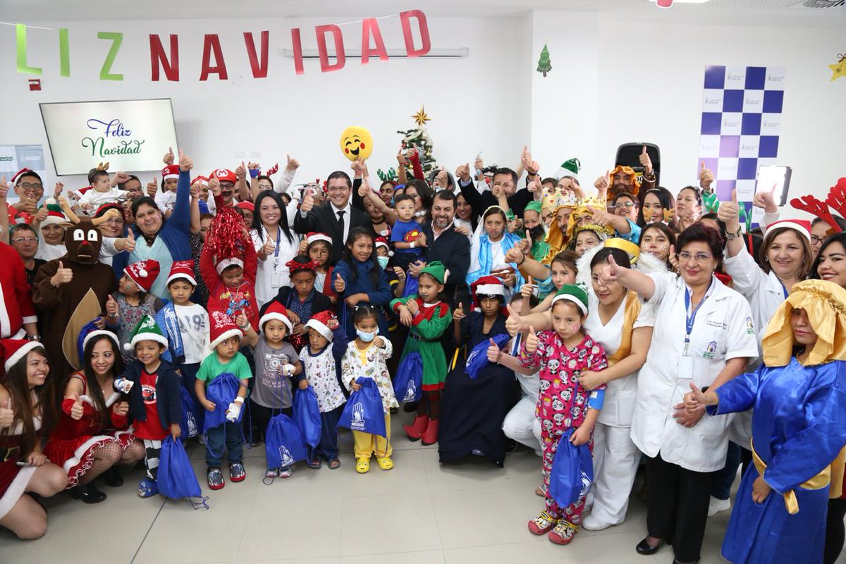 IESSec's tweet photo. "Queremos que en nuestra red de hospitales a nivel nacional, trabajen profesionales comprometidos, requerimos de un esfuerzo colectivo para sacar adelante la seguridad social del Ecuador". @PaulGranda, Presidente del @IESSec 

#IESSNavidad https://t.co/XvDgpe6WEe