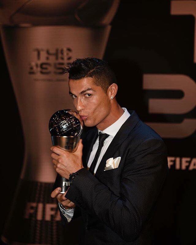 CR7_inside's tweet photo. Cristiano #Ronaldo 🇵🇹 est le seul joueur de l’histoire à avoir marqué 50 buts ou + lors de 6 saisons consécutives. https://t.co/mH401x1ntZ