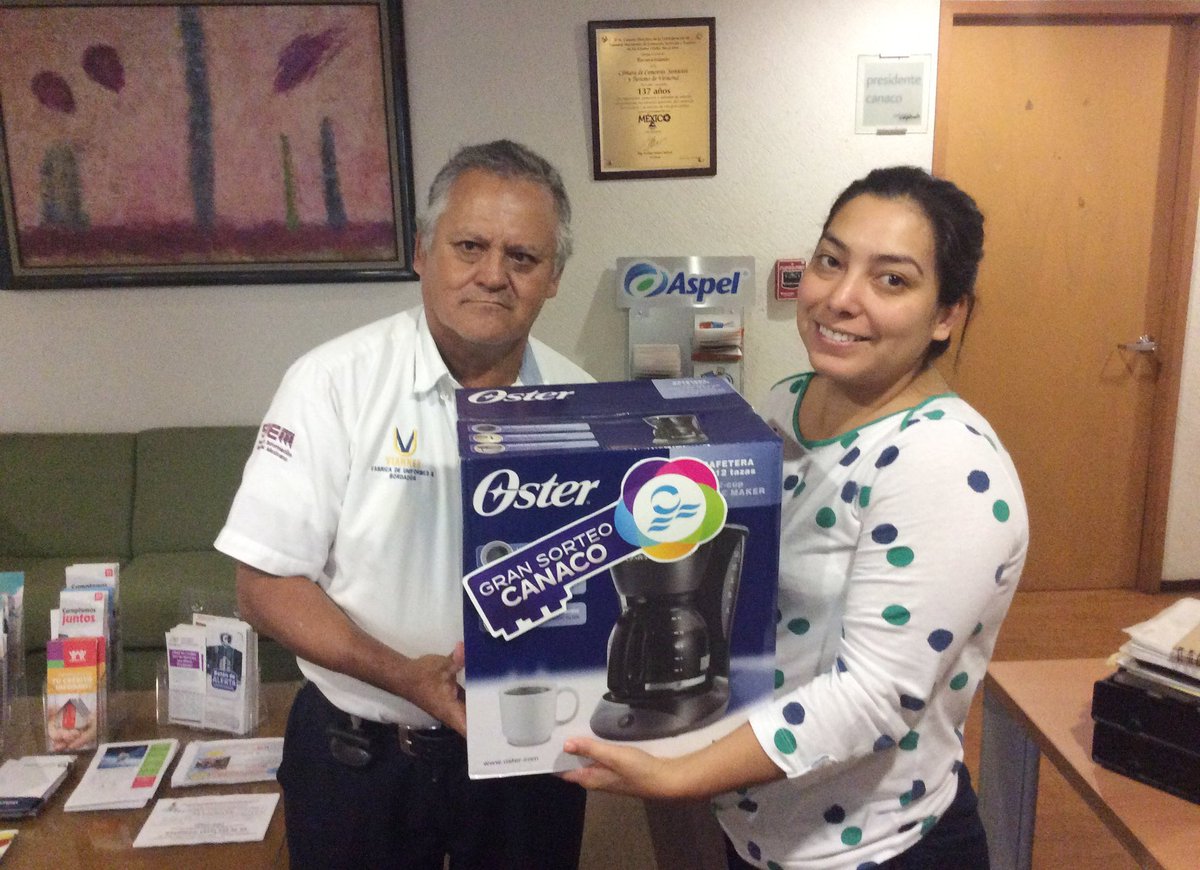 Canaco_Veracruz's tweet photo. Los ganadores del #SorteoCANACO2018 siguen viniendo por sus premios! 🎉🎉 https://t.co/tEE4MzEtby