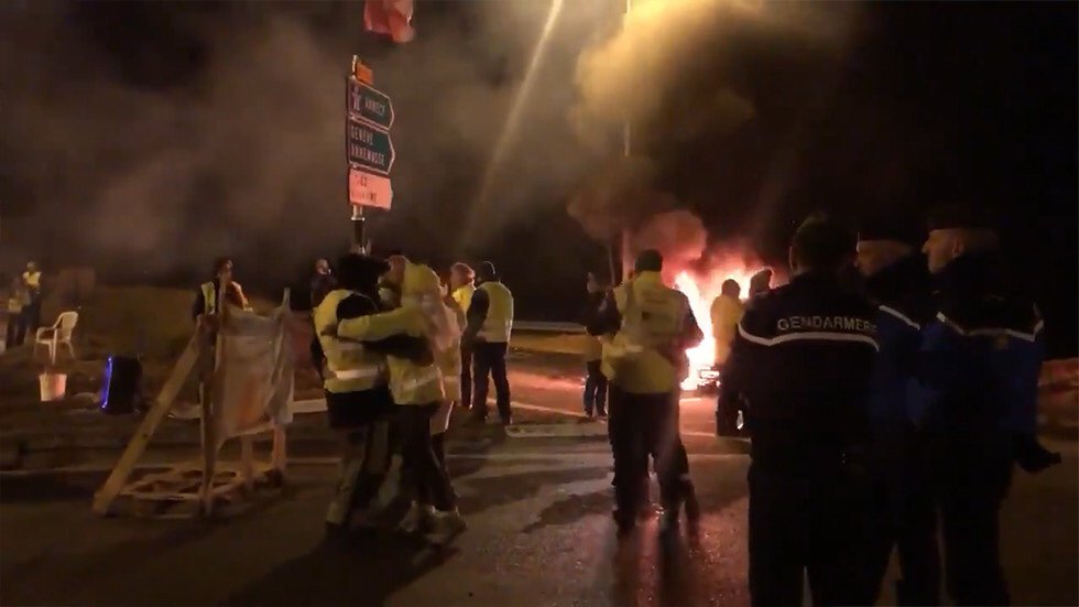 Protests in France - barricades rised in Paris - Page 10 Du9KciRXcAMRzqU