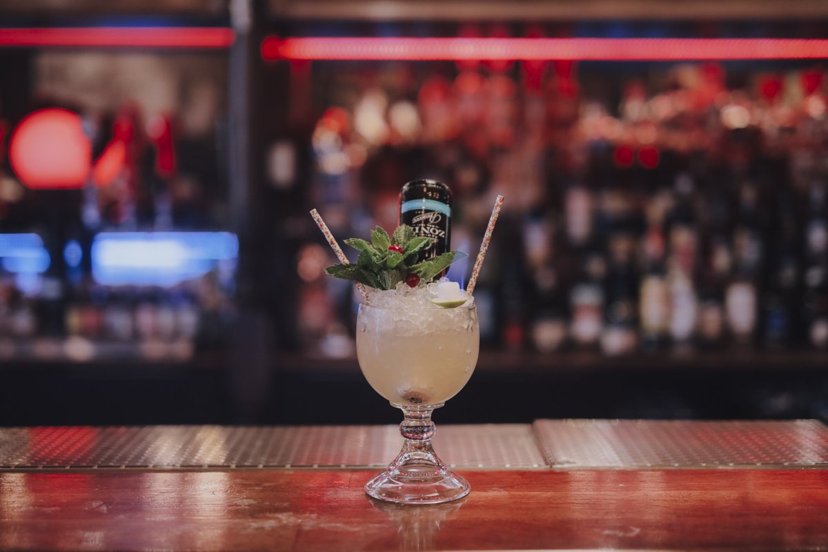 On a tous un ami qui réussi toujours à nous emmener prendre « JUSTE UN » #cocktail! 😏🍹 Le tien, c'est qui?
Nos spéciaux de 4 à 8 tous les soirs sont là expressément pour vos petites... et plus grosses soirées! 👌 

#labtenders #mtlmoments #drinks