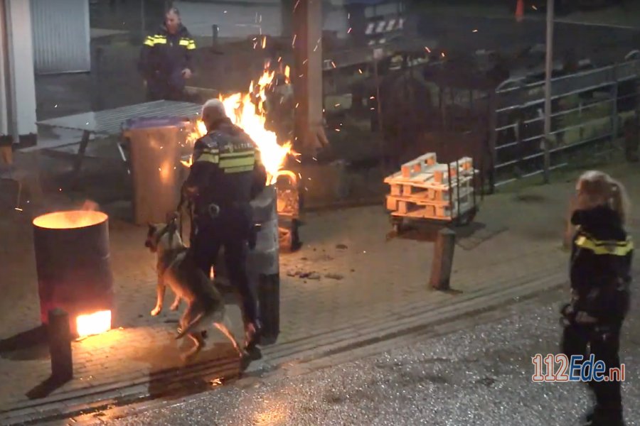 🚨 Politiehonden worden voorbereid op vuurwerk, rook en herrie [video] 112.press/Qv6VWF 112Ede https://t.co/7WVeIgYT34