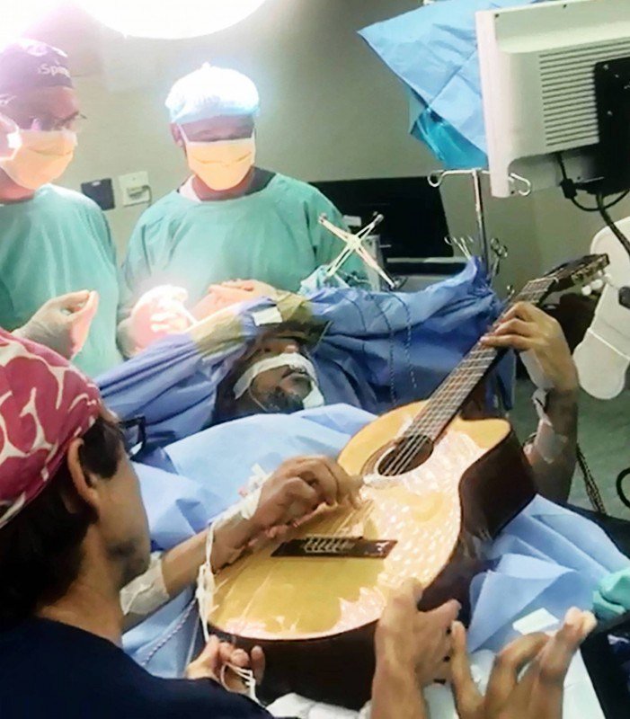 elnuevodiariord's tweet image. Operan de un tumor cerebral a un músico sudafricano mientras toca la guitarra

elnuevodiario.com.do/?p=393569

#ElNuevoDiarioRD #Operan #TumorCerebral #Músico #Mientras #TocaGuitarra