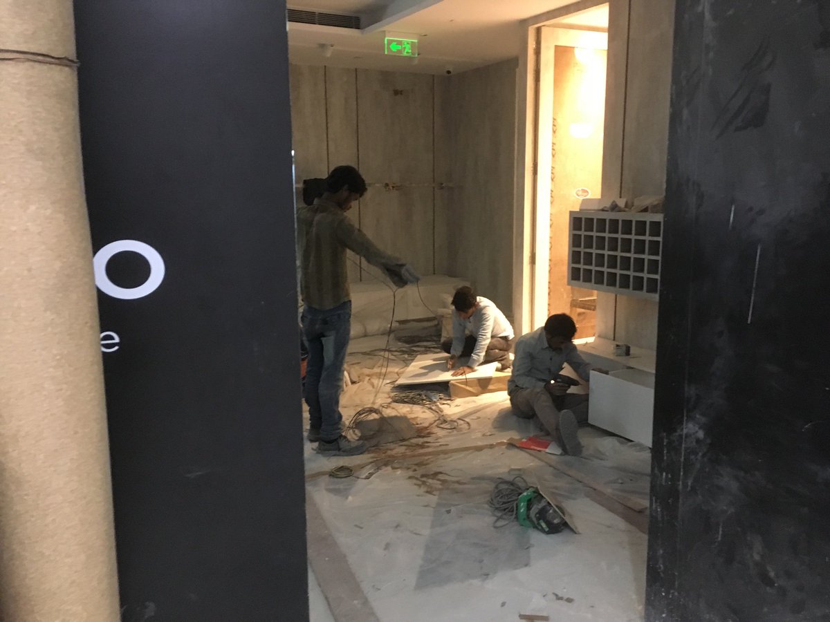 LastPiedPiper's tweet photo. @WeAreMinizmo
You’re making your workers work in toxic fumes as they build your next store in Cyber Hub Gurgaon, with no protective gear. Very modern menswear of you. https://t.co/MxLKPpei8R