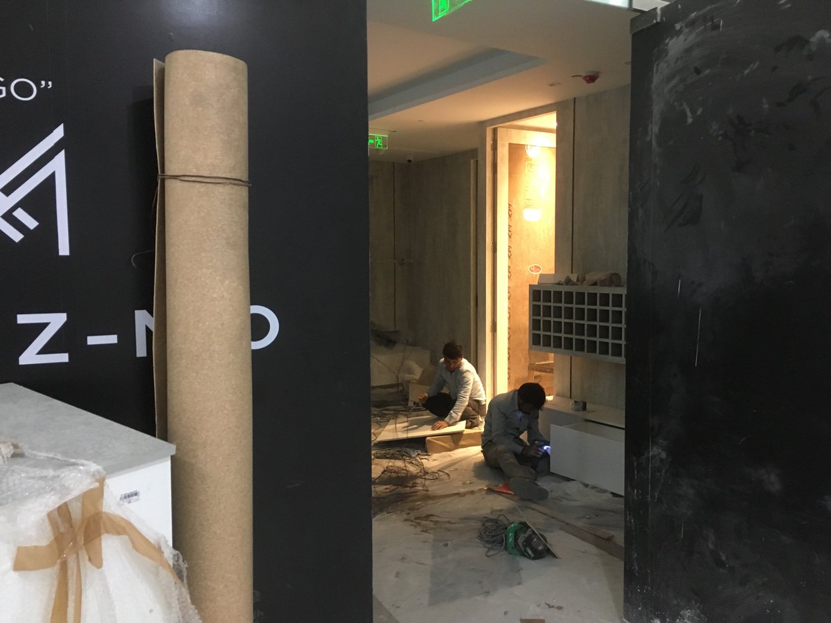 LastPiedPiper's tweet photo. @WeAreMinizmo
You’re making your workers work in toxic fumes as they build your next store in Cyber Hub Gurgaon, with no protective gear. Very modern menswear of you. https://t.co/MxLKPpei8R