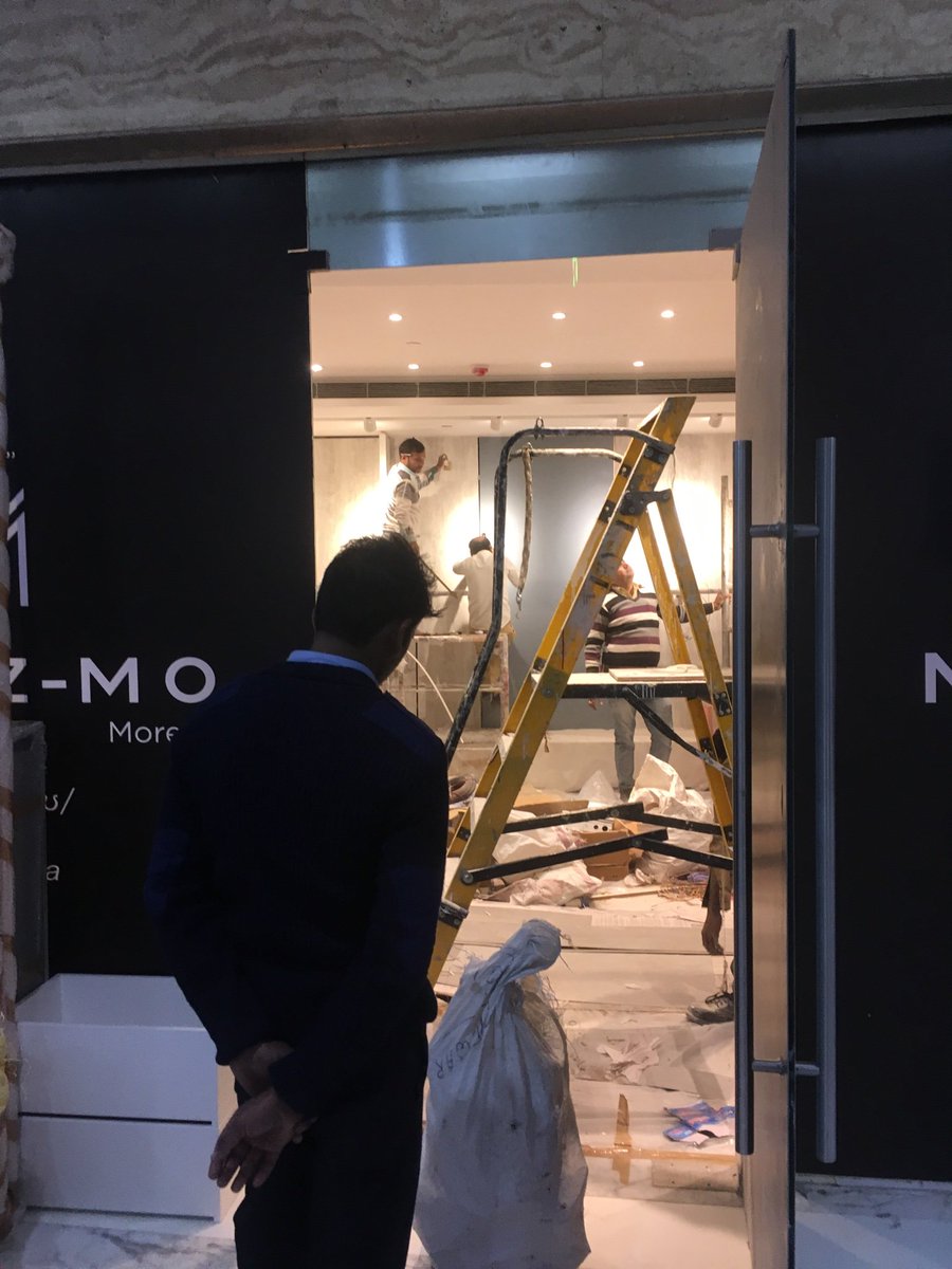 LastPiedPiper's tweet photo. @WeAreMinizmo
You’re making your workers work in toxic fumes as they build your next store in Cyber Hub Gurgaon, with no protective gear. Very modern menswear of you. https://t.co/MxLKPpei8R