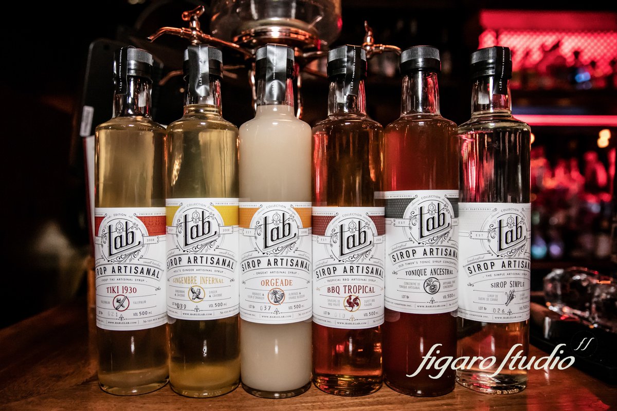 Envie de vous lancer à reproduire votre #cocktail préféré du Lab à la maison? 🍹Pas de problème, nos sirops artisanaux sont à  votre disposition!
Et pour le flair... on vous conseille d'essayer seulement quand les bouteilles seront vides. 🤹‍♀️🍾

#mixology #barlelab #barmtl