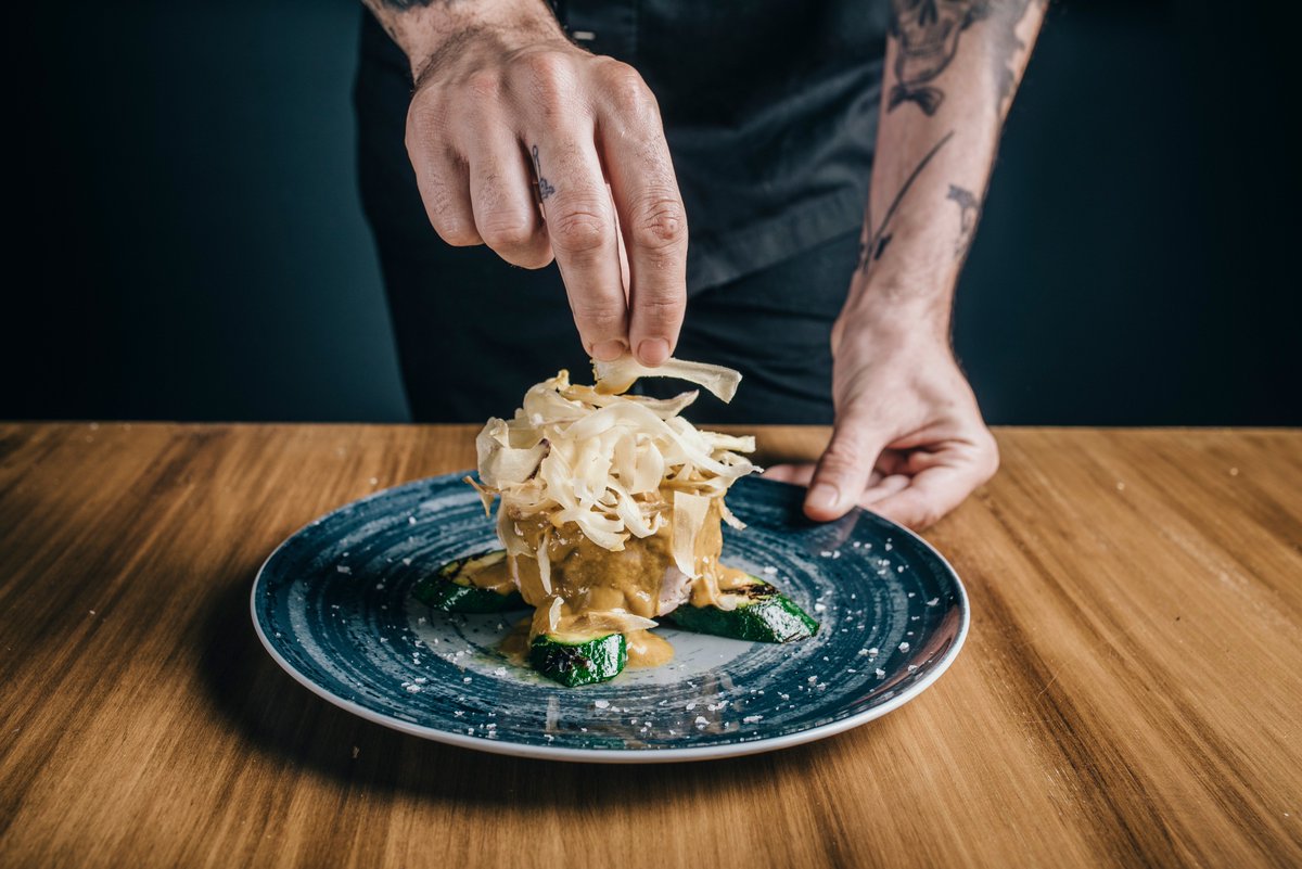 Timbal de cordero deshuesado y confitado al horno doce horas a baja temperatura con chips de yuca. ¿Todavía no lo has probado #celiacos #singluten #restauranteceliaco #restaurantesingluten #restaurantesbarcelona #instafood #comidasingluten #libredegluten #glutenfree #sensegluten