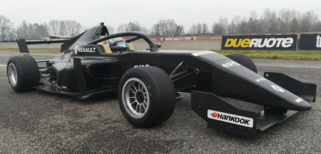 Italiaracing's tweet photo. Sul circuito di Vairano il debutto ufficiale della Tatuus-Renault per il nuovo campionato Eurocup #F3. Tester il campione Renault 2.0 #Fewtrell https://t.co/c220jrv2Ad https://t.co/z4jcKiRizE