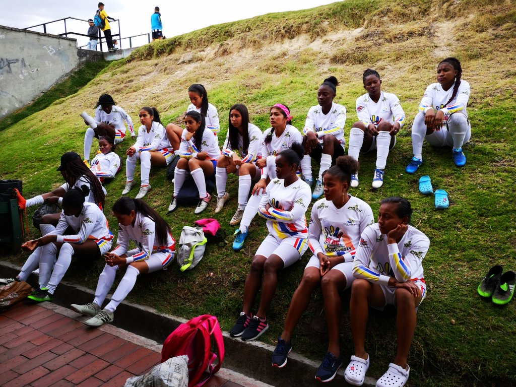NCprensa's tweet photo. Las jugadoras del Club Deportivo PARE reciben instrucciones y se preparan para jugar la final contra el equipo PUMA. El deporte ha sido uno de los proyectos que fortalecen la construcción de #paz. #ParqueTimiza https://t.co/wFibcg56gU
