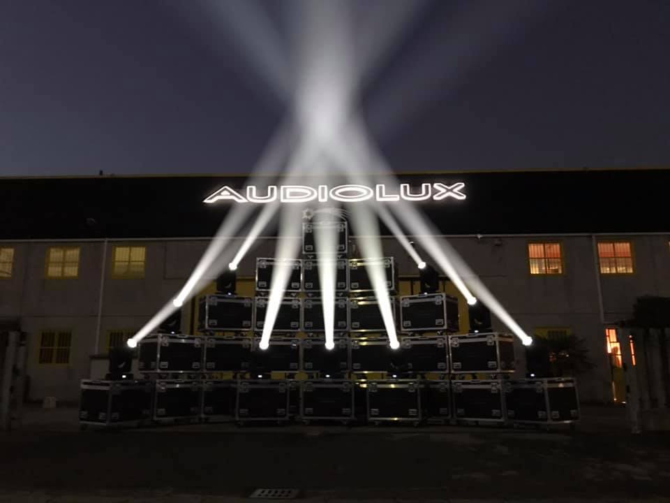 ClayPakyNews's tweet photo. Santa has come early at AudioLux!
100 x Axcor Profile 600s ready to light up their 2019
#claypaky #axcor #axcor600 #axcorprofile600 #audiolux https://t.co/dMuRVVbp2X
