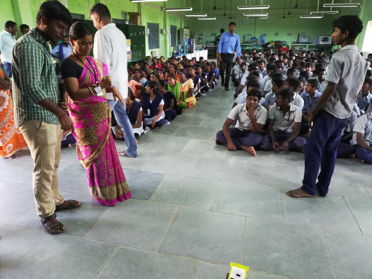 TeamYouCode's tweet photo. KIDS from Govt ITI #Ramnad Learning to #code the @BBC #Microbit @microbit_edu controlled #ROBOT_CAR #Youcode preparing the #Indian KIDS for #AI Tomorrow  #SKILLINDIA #FUTUREINDIA  #CODING4KIDS https://t.co/F159ITpodu