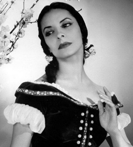 DiazCanelB's tweet photo. En este día #Cuba se felicita por ser cuna de una mujer universal, creadora de una escuela, una compañía, una tradición, una obra artística extraordinaria al alcance de todo el pueblo. Felicidades a nuestra Prima Ballerina Assoluta Alicia Alonso en su 98 cumpleaños. #SomosCuba https://t.co/mhS9QwWtnI