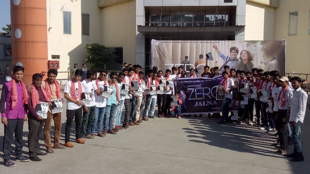 Iamsrkmohsin's tweet photo. Jalna bauua universe celebrated #zerofdfs @SRKUniverse @iamsrk   #ZeroReview @JoySRKian_ @RafiqNathani_ @iamrafe555 https://t.co/S1gCslTqL4