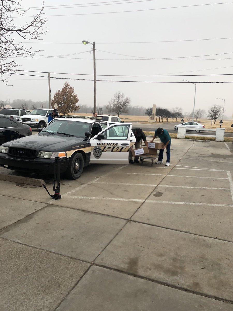 URMWichita's tweet photo. This past week we were blessed with the opportunity to provide families in need with holiday food boxes. With the help from our partners Hub International, @PrattIndustries @eastminsterICT , and the @WichitaPolice who helped us deliver these boxes! https://t.co/2uBLGty1bX
