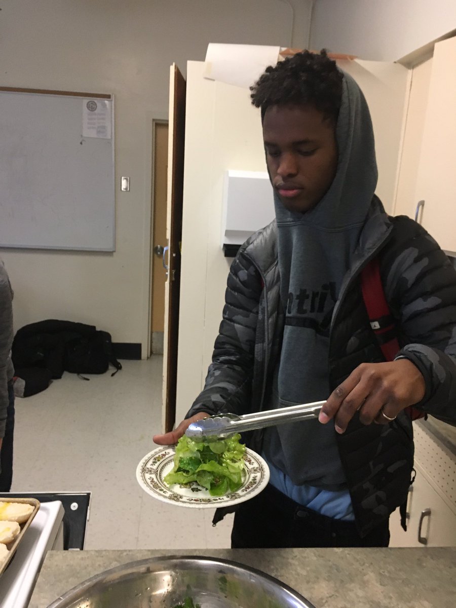 EricBetteridge's tweet photo. Harvesting our #local #organicfarming produce. #TeachSDGs #environment #sustainable #ocdsb #shsm #betterthancandy https://t.co/wHqPQCJnSK