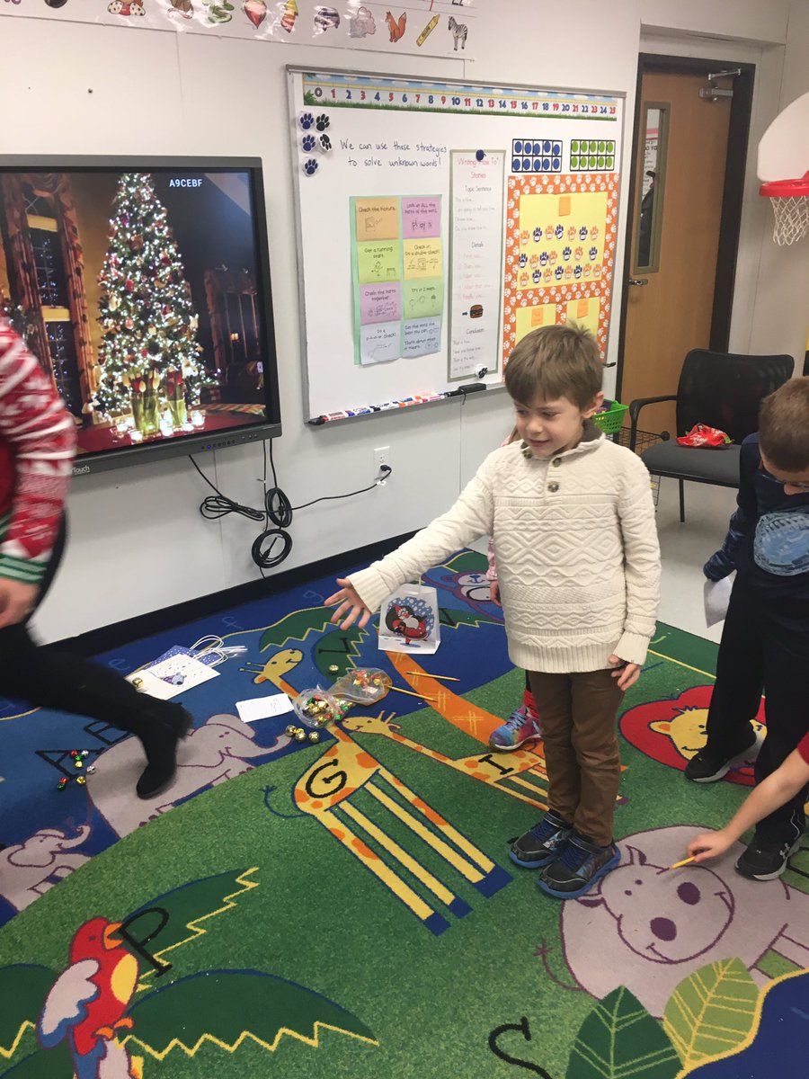 MrHacheyGrade1's tweet photo. It's been a festive week!  Enjoy the time together over vacation! https://t.co/b7g49RGwFg