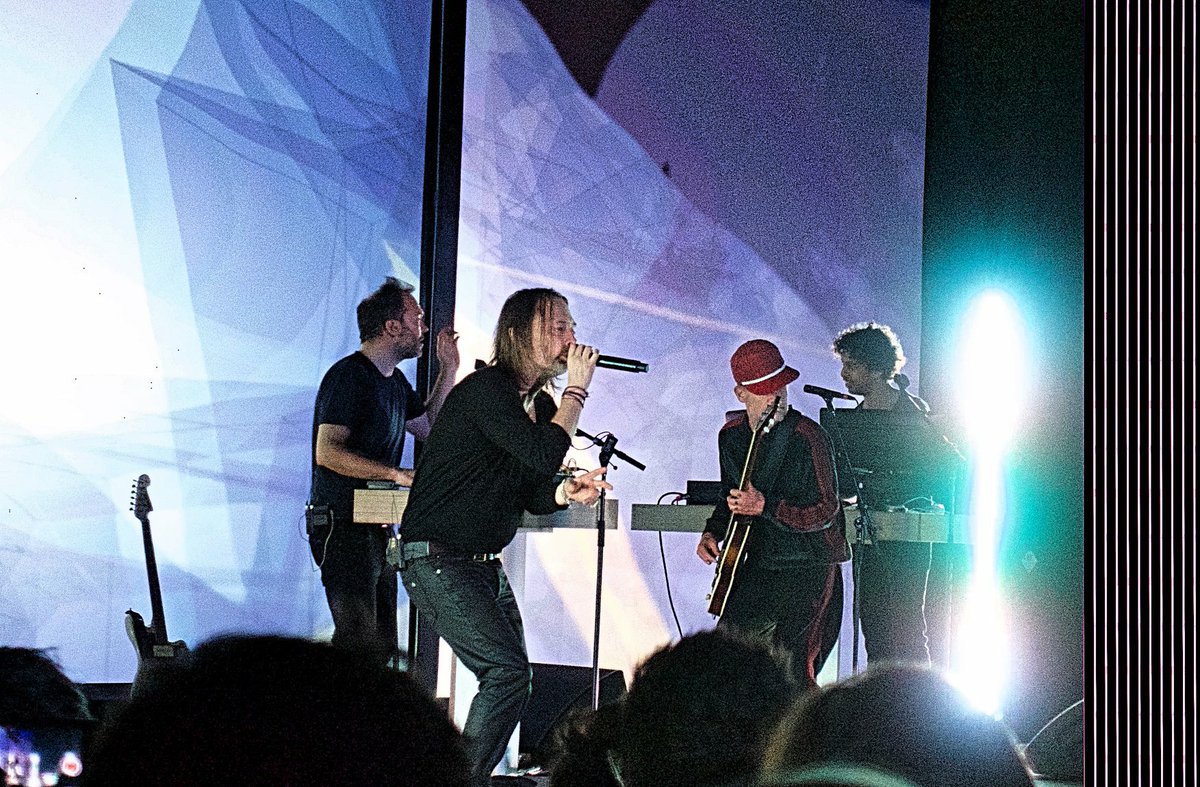 alysoncamus's tweet image. Review of @thomyorke show @LAOrpheum w/ @tarikbarri amazing visuals @nigelgod @flea333 #joeywaronker #ThomYorke #Radiohead #theEraser #AtomsforPeace @atoms_forpeace #TomorrowsModernBoxes #suspiria @RadioheadClub @radioheadlive @radiohead @Radiohead_info  rocknyc.live/thom-yorke-at-…