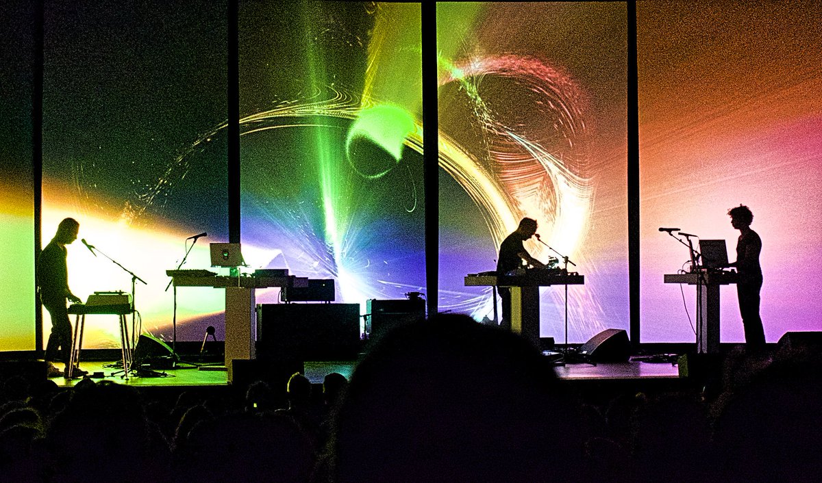 alysoncamus's tweet image. Review of @thomyorke show @LAOrpheum w/ @tarikbarri amazing visuals @nigelgod @flea333 #joeywaronker #ThomYorke #Radiohead #theEraser #AtomsforPeace @atoms_forpeace #TomorrowsModernBoxes #suspiria @RadioheadClub @radioheadlive @radiohead @Radiohead_info  rocknyc.live/thom-yorke-at-…