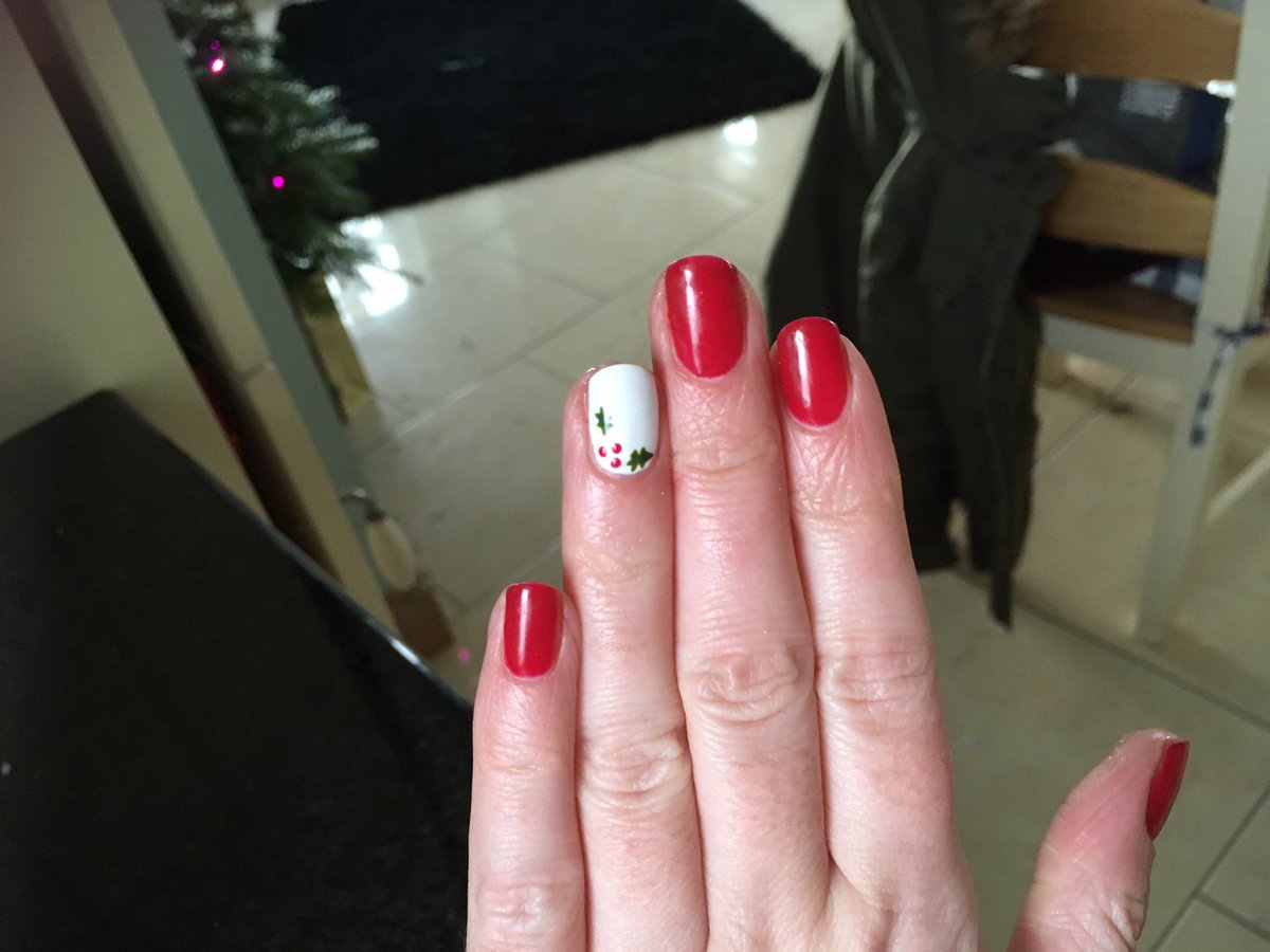 AnnetteWolfhill's tweet photo. @peggymeggy Meghan thank you so much for the lovely present &amp; to you and Breda for being so kind over the year!  P.S. I love the festive nails @BCastlecomer #bestsalonever https://t.co/WXczcHMNqs