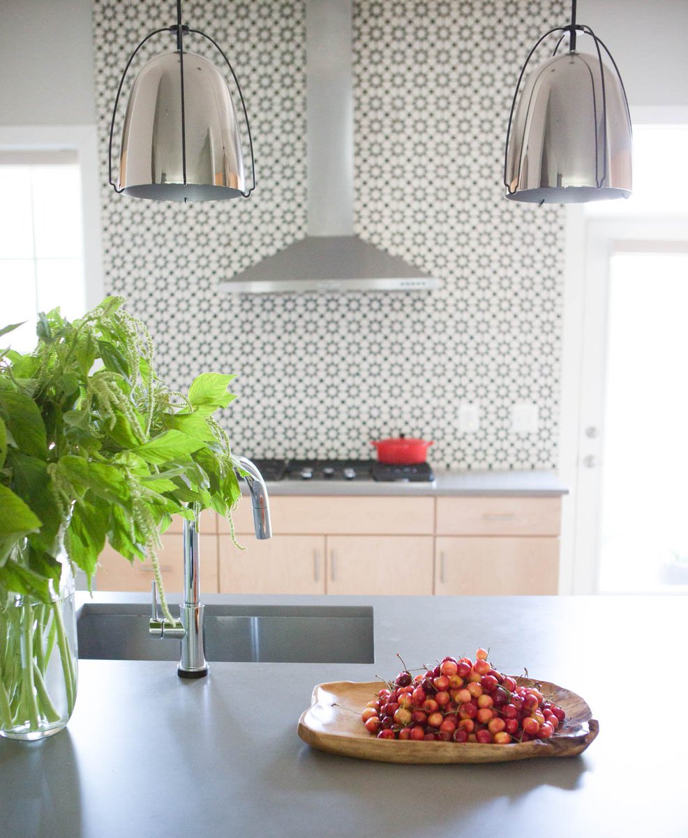 CaesarstoneUSA's tweet image. #Holidaycooking can mean a lot of #kitchencleanup! When cleaning your #Caesarstone, be sure to use cleaning products between pH 5-11, like #SoftScrub Liquid Gel. Design by Shawna Underwood Interior Design ft. Sleek Concrete 📷 by Edward Underwood Photography