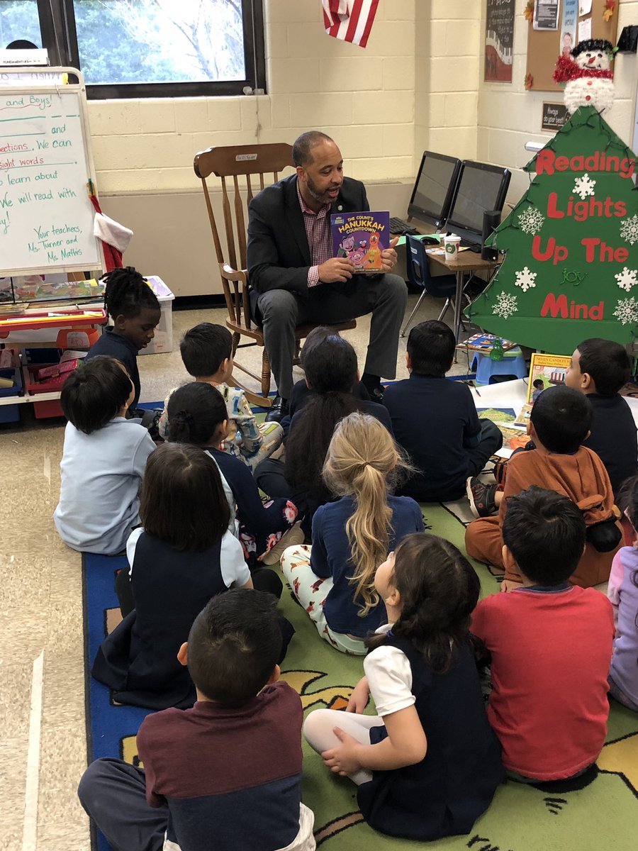bkbornjabredap's tweet photo. Shout out to @curtiseveryday for through @gns_bears today to finish off our 12 days on MENtoring ! Reading to our Kinder Bunch is a lot of fun! #ReadingIsCool #menreadtoo https://t.co/Cn6VdsNWja
