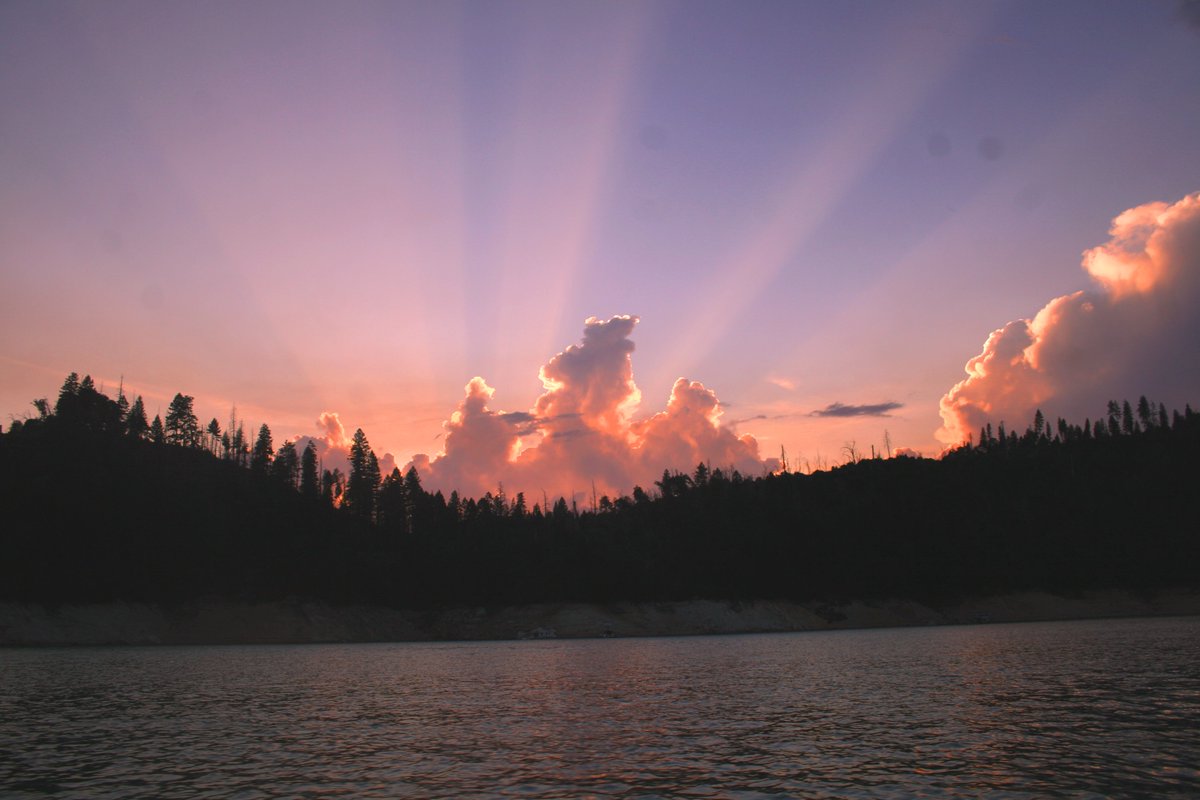Sometimes you just got to sit back and enjoy what is going on in front of you  #bullardsbar #sunset #california #beautiful #lake #nofilter #fridayfeeling