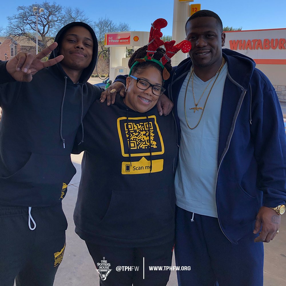 TPHFW's tweet photo. Sharing the love of Christ at the gas station for our B2 outreach this past weekend.
#ANOINTEDBYDESIGN #WeAreThePottersHouseOfFtWorth #tphfw #TransformativeGifts #AGiftForThisTime #FortWorthLeads #thepottershouse #thepottershouseoffortworth #TransformativeAttitudes⠀ https://t.co/UDhIHdIoN6