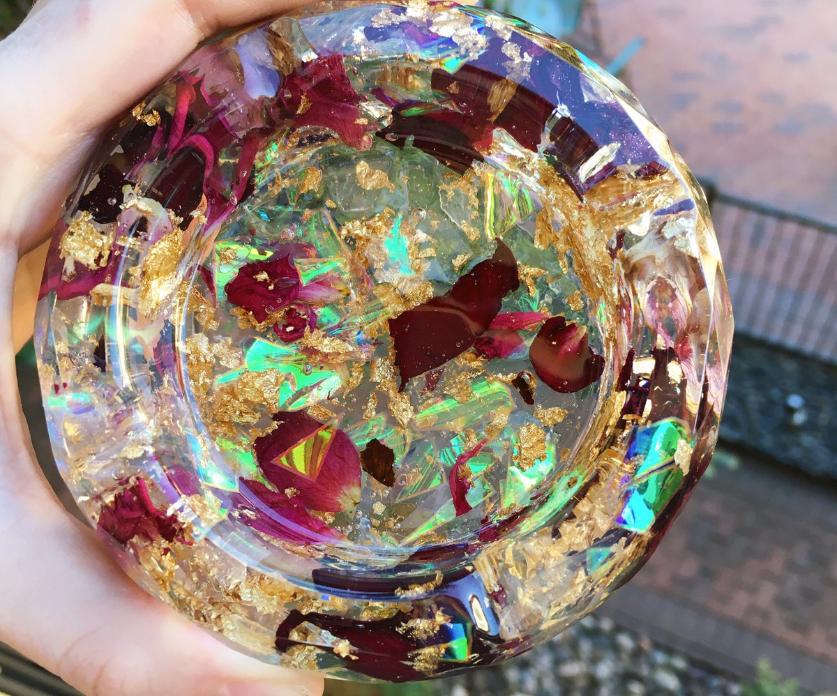 sirenshaven's tweet photo. 🎄GIVEAWAY!🎄

Handmade resin ashtray filled with gold flake, holo glitter and rose petals✨

RT AND FOLLOW TO ENTER! 

Winner will be chosen 12/25!

Thank you for your support!😇 https://t.co/qdaImXVr0D