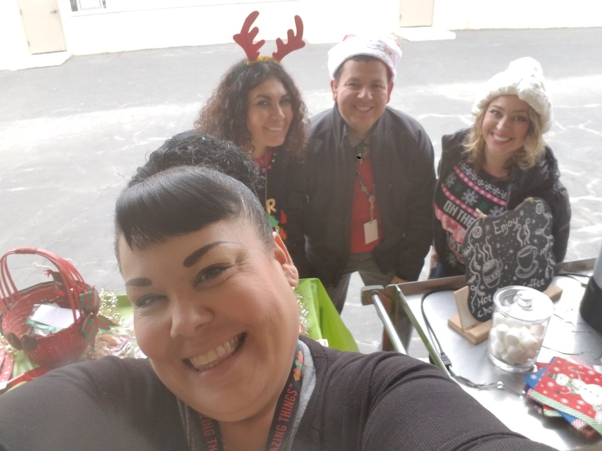 squirrelkimmy73's tweet photo. Christmas treats from our awesome admins!!!  @AlfonsoCejaC @JennR2006 @ADessy87 merry Christmas! I love my work family!  #lancerpride #TeamBCSD https://t.co/9njnWRvN7a