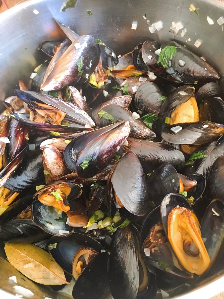 micheldeclippel's tweet photo. Traditional homemade Belgian dish “mosselen met witte wijn” ...lekker! https://t.co/Q7YDqAZ6O2